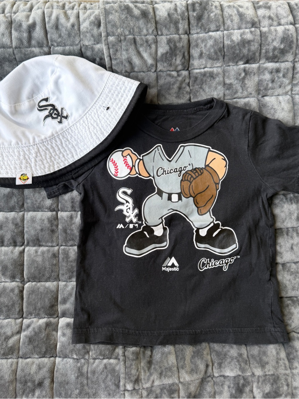 Majestic Black Chicago White Sox Kids Graphic Tee with Reversible Bucket Hat